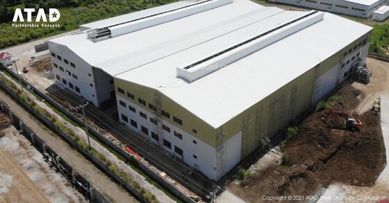 Một tòa nhà văn phòng lớn bằng thép đúc sẵn với mái dốc và móng bê tông