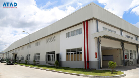 Một tòa nhà văn phòng lớn bằng thép đúc sẵn với mái dốc và móng bê tông