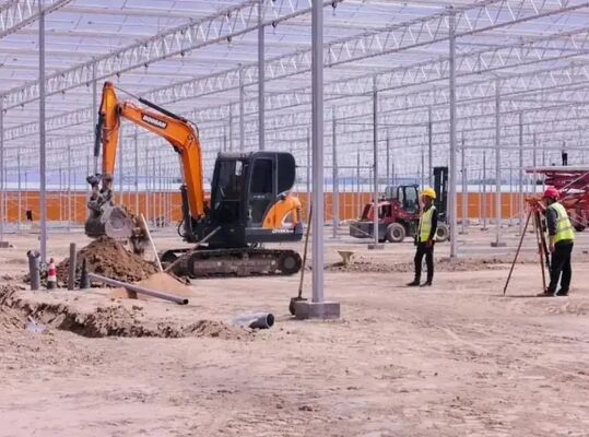 Một nhà kính phim polyethylene liên tục để trồng hoa chất lượng cao